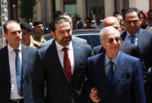 Le Premier ministre libanais Saad Hariri (C) et le député Elias al-Murr (D) arrivent au Parlement à Beyrouth, le 23 mai 2018