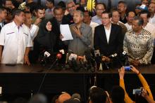 L'ancien Premier ministre de Malaisie Mahathir Mohamad, chef d'une coalition d'opposition victorieuse aux législatives, avec Wan Azizah (2e G), épouse de l'ex-chef de l'opposition emprisonné Anwar Ibr