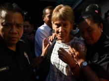 La religieuse australienne Patricia Fox escortée par des agents de l'immigration, le 17 avril 2018 à Manille