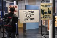 Une homme visite l'exposition sur le rôle des ouvriers en mai 68, le 18 mai 2018 aux Archives nationales du monde du travail à Roubaix