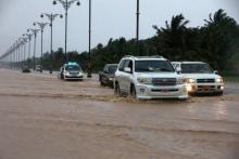 Des véhicules sur une avenue inondée de Salalah avant l'arrivée du cyclone Mekunu, le 25 mai 2018 dans le sud d'Oman