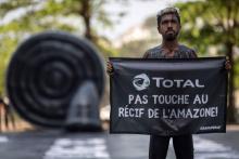 Un activiste de Greenpeace devant le siège de Total à Rio de Janeiro, le 29 septembre 2017