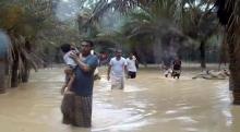 Capture d'image d'une vidéo de l'AFPTV montrant des habitants de l'île de Socotra, au large du Yémen, quittant une zone inondée lors du passage du cyclone Mekunu, le 24 mai 2018