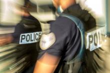 Un contrôle de police a dégénéré vendredi à Argenteuil (Val-d'Oise), occasionnant de graves blessures chez deux policiers, tandis que l'avocat d'un suspect a dénoncé dimanche une "bavure" des forces d
