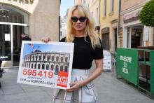 L'actrice américaine Pamela Anderson a déposé le 18 mai 2018 en mairie de Nîmes une pétition contre la corrida