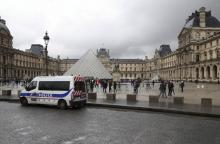 Une fourgonnette de la police stationnée devant la pyramide du Louvre à Paris le 4 juillet 2017, au 