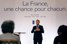 Emmanuel Macron serre la main de Jean-Louis Borloo après avoir prononcé un discours sur la politique de la ville à Tourcoing (Nord) le 14 novembre 2017