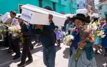 Des proches des victimes disparues dans les années 1980 accompagnent leurs cercueils à Ayacucho au Pérou, le 9 mai 2018