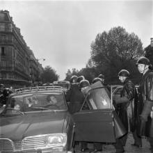 Les forces de l'ordre arrêtent un couple durant les affrontements avec les manifestants, le 5 mai 1968 à Paris