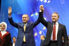 Recep Tayyip Erdogan, sa femme Emine Erdogan et le président de la présidence collégiale de Bosnie-Herzegovine Bakir Izetbegovic lors d'un meeting électoral à Sarajevo le 20 mai 2018, sur une photo fo