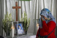 Un autel a été édifié le 14 mai 2018 à Surabaya, en Indonésie, à la mémoire de Sri Puji, une des victimes des attentats islamistes de la veille contre des églises.