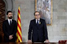 Le nouveau président catalan Quim Torra (d) prête serment à Barcelone, le 17 mai 2018