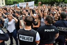 Des policiers font face à des militants anticorrida protestant devant les arènes de Nîmes, le 19 mai 2018