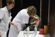 Des étudiants sont vaccinés contre la méningite le 4 janvier 2017 sur le campus à Dijon