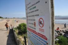 "Baignade Interdite" indique le 19 mai 2018 un panneau placé à l'entrée de la plage d'Aytré (Charente-Maritime) en raison d'une pollution persistante dont personne n'arrive à détecter la cause.
