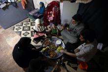 Une famille de déplacés, qui a fui la Ghouta orientale près de Damas, rompt le jeûne du ramadan le 26 mai 2018 dans une maison à Maaret Masrin, dans la province d'Idleb, dans le nord-ouest de la Syrie