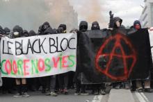 Le Black blocà Paris, manifestation violente.