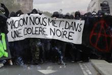 Des "black blocs" manifestent en marge du défilé parisien du 1er Mai 2018