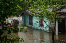 Photographie fournie par l'agence cubaine ACN prise le 28 mai 2018 montrant une maison inondée dans la ville de Santa Clara après le passage de la tempête Alberto