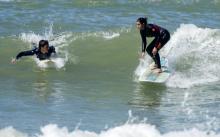 Meriem, une Marocaine de 29 ans, surfe sur la plage des Oudayas à Rabat, le 1er avril 2018