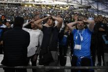 Des supporters de l'OM dépités devant la retransmission sur écrans géants de la finale de l'Europa League face à l'Atletico Madrid, le 16 mai 2018 au stade Vélodrome de Marseille