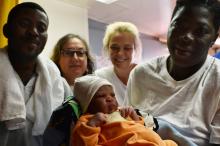 Le 25 mai 2016, Bernadette Obiona et David Dibonde (g) posent avec leur nouveau né Alex, au lendemain d'une opération de sauvetage au large des côtes libyennes