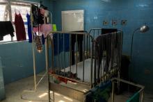 Des vêtements sèchent dans une chambre de l'hôpital pour enfants J. M. de los Rios, au centre de Caracas le 10 avril 2018
