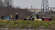 Des migrants installent leurs tentes sur un terrain vague de Calais, le 30 mars 2018