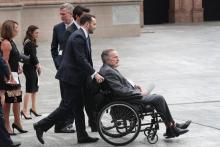 L'ancien président américain George H.W. Bush (c) lors des obsèques de son épouse Barbara Bush, le 21 avril 2018 à Houston