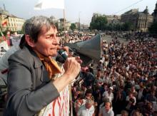 Doina Cornea s'adresse à un rassemblement à Bucarest le 23 mai 1990