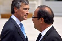 Francois Hollande (d) et Jérôme Cahuzac lors d'une séance photo du gouvernement de Jean-Marc Ayrault, le 4 juillet 2012 au palais de l'Elysée