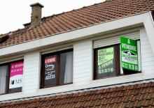 Des affiches d'une maison à vendre à Calais (Nord), le 29 novembre 2013