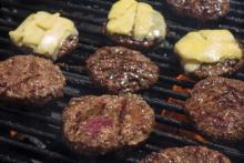 Des hamburgers organiques sont préparés au Marché fermier, à Washington, le 15 août 2013