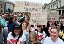 Des partisans de l'autorisation de l'avortement en Irlande brandissent des pancartes appelant à la libéralisation de l'IVG en Irlande du Nord, le 26 mai 2018 à Dublin