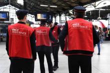 Des employés de la SNCF à la gare Saint-Lazare lors d'une grève contre la réforme du statut des cheminots, le 24 avril 2018 à Paris