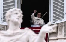 Le pape salue la foule sur la place Saint Pierre au Vatican le 6 mai 2018