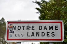 Un homme a été grièvement blessé mardi en ramassant une grenade sur la ZAD de Notre-Dame-des-Landes, lors de heurts avec des gendarmes en marge des travaux de déblaiement de squats détruits