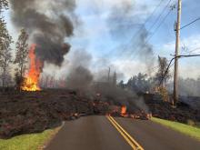Photo diffusée par l'Institut d'études géologiques des Etats-Unis montrant de la lave s'échappant d'une fissure volcanique à Leilani Estates (Hawaï) le 5 mai 2018