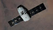 La capsule non habitée Dragon de SpaceX, approchant la Station spatiale internationale le 16 août 2017. Photo diffusée par la Nasa