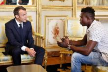 Emmanuel Macron recevant Mamoudou Gassama après son sauvetage d'un enfant de 4 ans