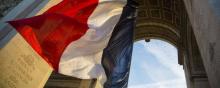 Un drapeau français sous l'Arc de Triomphe