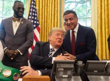 Le président américain Donald Trump plaisante avec l'acteur Sylvester Stallone (D) et le champion du monde de boxe poids lourds WBC Deontay Wilder (G), le 24 mai 2018 à Washington