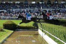 Le cheval One The Go remporte le Grand Steeple-Chase de Paris, à Auteuil le 20 mai 2018
