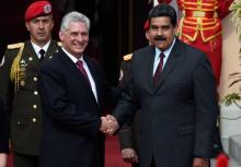 Le nouveau président cubain Miguel Diaz-Canel (g) et le président vénézuélien Nicolas Maduro, le 30 mai 2018 à Caracas