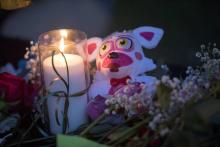 Des bougies, des fleurs et des animaux en peluche sont déposés à la mémoire des victimes du massacre perpétué dans un lycée de Santa Fe, au Texas, le 18 mai 2018.