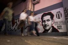 Une fresque réalisée par le collectif Grobarski Trash Romantizam (GTR) fait éloge de la liberté chère à l'écrivain George Orwell, à Belgrade, le 8 mai 2018