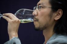 Un juge teste un vin lors du prestigieux Concours mondial de Bruxelles, dans un hôtel de Pékin le 11 mai 2018