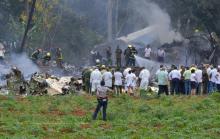 Des pompiers et équipes de secours sur le site du crash de l'avion de la compagnie cubaine Cubana peu après son décollage de l'aéroport Jose Marti de La Havane, le 18 mai 2018