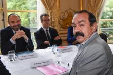 Le secrétaire général de la CGT, Philippe Martinez (d) en réunion avec la Premier ministre Edouard P