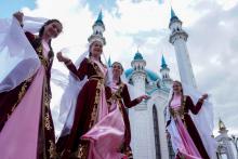 Des reines de beauté russes, posent en tenues caucasiennes à Kazan, l'une des villes accueillant le Mondial, le 15 juin 2018
